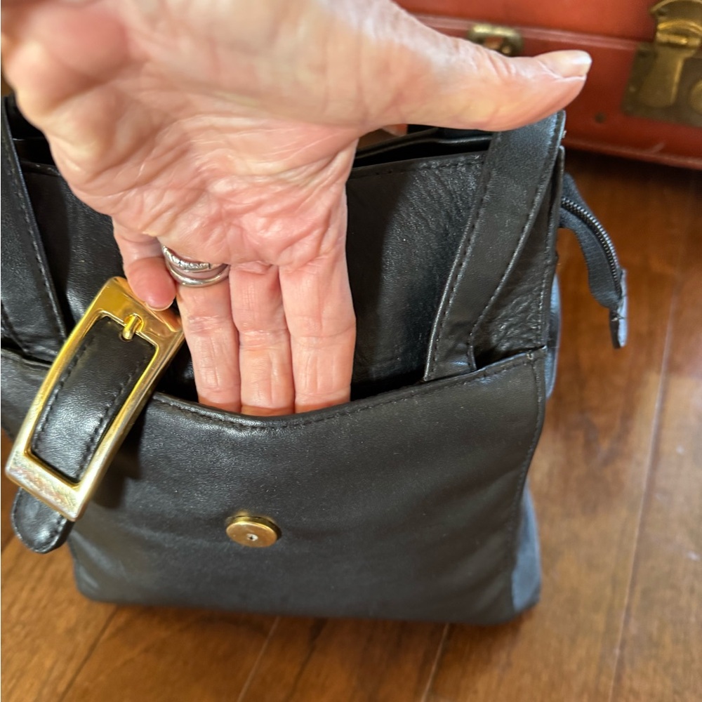 Laura Scott Black shoulder bag with front and back outer pockets, snap closure. - Picture 10 of 12